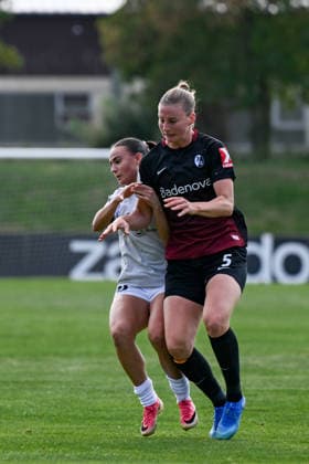 25.09.2026, Fußball, 1. HauptrunDFB-Pokal Frauen 2026 2027, SG 99 Andernach - SC Freiburg Rinesa Alija (20 SG 99 Andernach) und Julia Stierli (5 SC Freiburg) im Duell.
