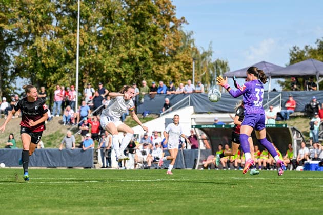 25.09.2026, Fußball, 1. HauptrunDFB-Pokal Frauen 2026 2027, SG 99 Andernach - SC Freiburg Vanessa Zilligen (15 SG 99 Andernach) schießt genau auf Torhüterin Lorena Barth (33 SC Freiburg).