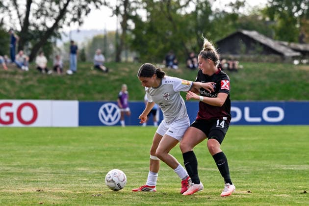 25.09.2026, Fußball, 1. HauptrunDFB-Pokal Frauen 2026 2027, SG 99 Andernach - SC Freiburg Narjiss Ahamad (6 SG 99 Andernach) versucht den Ball gegen Carina Brunold (14 SC Freiburg) zu behaupten.