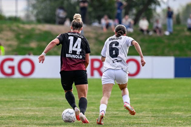 25.09.2026, Fußball, 1. HauptrunDFB-Pokal Frauen 2026 2027, SG 99 Andernach - SC Freiburg Carina Brunold (14 SC Freiburg) erobert den Ball. Narjiss Ahamad (6 SG 99 Andernach) läuft ihr hinterher.