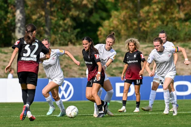 25.09.2026, Fußball, 1. HauptrunDFB-Pokal Frauen 2026 2027, SG 99 Andernach - SC Freiburg Ilayda Acikgöz (30 SC Freiburg) passt den Ball zu Emma Memminger (32 SC Freiburg). Carolin Schraa (hinter Acikgöz) und Vanessa Zilligen (ganz rechts, beide SG 99 Andernach) versuchen dennnoch einzugreifen.