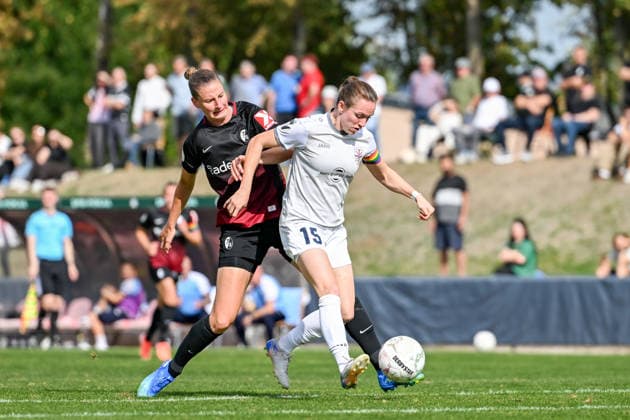 25.09.2026, Fußball, 1. HauptrunDFB-Pokal Frauen 2026 2027, SG 99 Andernach - SC Freiburg Vanessa Zilligen (15 SG 99 Andernach) und Julia Stierli (5 SC Freiburg) an der Strafraumgrenze im Duell.