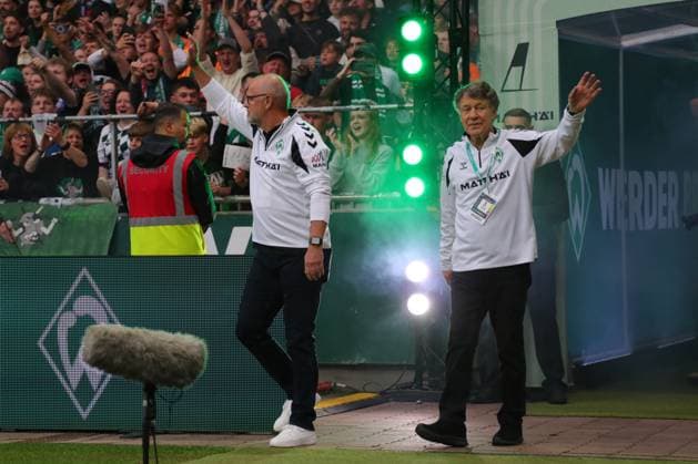 26.09.26, Fussball, FBL Männer, Freundschaftsspiel, 100. Jahre Weserstadion, Duell Werder Legenden 2026, Werder Legenden vs.Real Madrid Leyendas Feature Impressionen Trainer Thomas Schaaf (Werder Legenden) und Trainer Otto Rehhagel (Werder Legenden) Foto nordphoto GmbH Tauchnitz Bremen Weserstadion Bremen Germany Copyright: xnordphotoxGmbHx xTauchnitzx