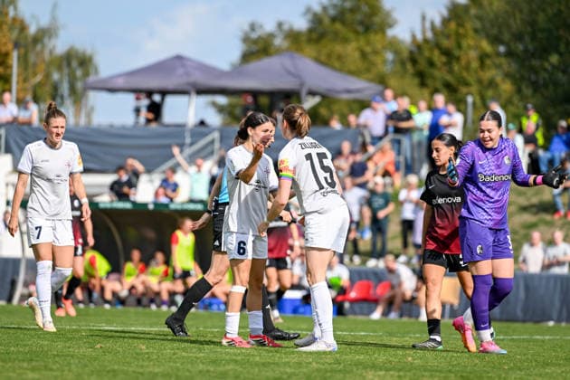 25.09.2026, Fußball, 1. HauptrunDFB-Pokal Frauen 2026 2027, SG 99 Andernach - SC Freiburg Elfmeter nach einem Foul von Torhüterin Lorena Barth (33 SC Freiburg) an Vanessa Zilligen (15 SG 99 Andernach). Barth kann die Entscheidung nicht verstehen.