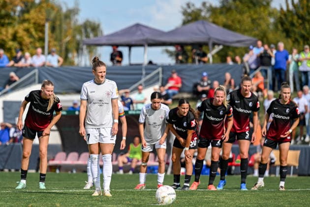 25.09.2026, Fußball, 1. HauptrunDFB-Pokal Frauen 2026 2027, SG 99 Andernach - SC Freiburg Carolin Schraa (7 SG 99 Andernach) tritt zum Strafstoß an. Währenddessen schauen die Freiburgerinnen an der Linie genau.