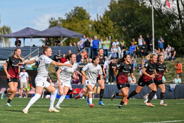 25.09.2026, Fußball, 1. HauptrunDFB-Pokal Frauen 2026 2027, SG 99 Andernach - SC Freiburg Carolin Schraa (7), Vanessa Zilligen(15), Narjiss Ahamad (6, alle SG 99 Andernach), sowie Ilayda Acikgöz, Lisa Karl und Alena Bienz (alle SC Freiburg) schauen alle dem Strafstoß hinterher.