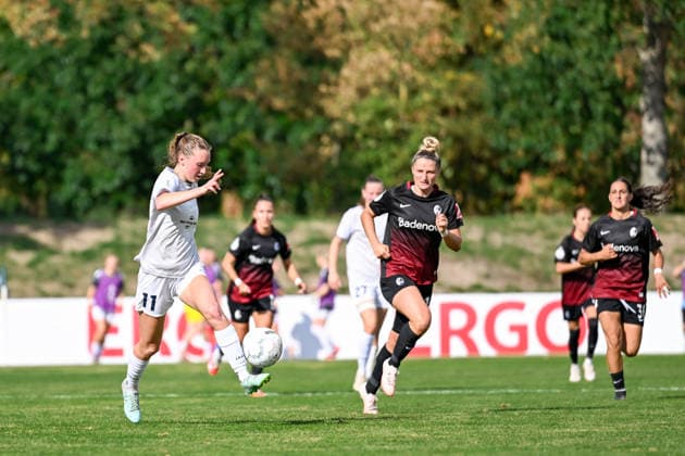 25.09.2026, Fußball, 1. HauptrunDFB-Pokal Frauen 2026 2027, SG 99 Andernach - SC Freiburg Ina Keller (11 SG 99 Andernach) nimmt den Ball mit dem linken Fuß in der Luft mit.