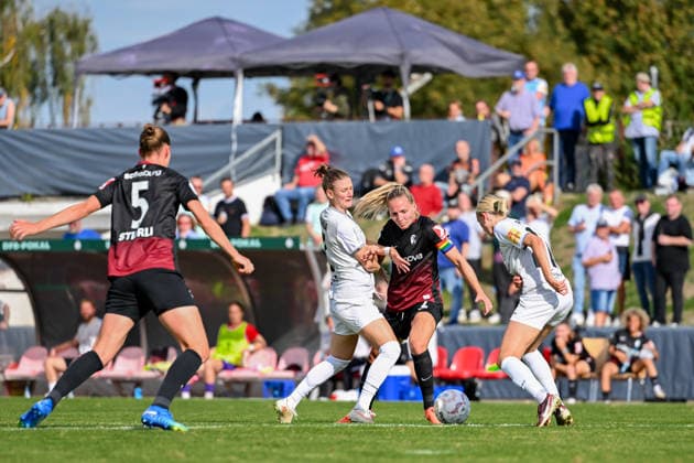 25.09.2026, Fußball, 1. HauptrunDFB-Pokal Frauen 2026 2027, SG 99 Andernach - SC Freiburg Carolin Schraa (7 SG 99 Andernach) und Lisa Karl (2 SC Freiburg) im direkten Duell, während sich Isabel Pfeiffer (21 SG 99 Andernach) den Ball schnappen kann.