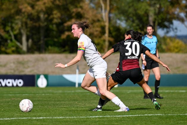 25.09.2026, Fußball, 1. HauptrunDFB-Pokal Frauen 2026 2027, SG 99 Andernach - SC Freiburg Vanessa Zilligen (15 SG 99 Andernach) umspielt Ilayda Acikgöz (30 SC Freiburg).