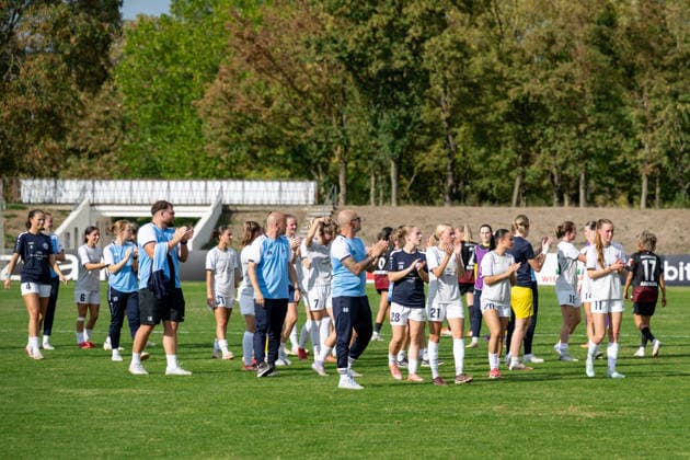 25.09.2026, Fußball, 1. HauptrunDFB-Pokal Frauen 2026 2027, SG 99 Andernach - SC Freiburg Die SG 99 Andernach bedankt sich nach dem Ausscheiden bei den Fans.
