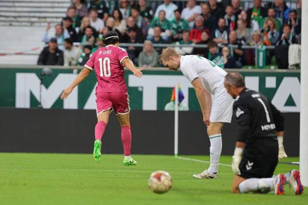 26.09.26, Fussball, FBL Männer, Freundschaftsspiel, 100. Jahre Weserstadion, Duell Werder Legenden 2026, Werder Legenden vs.Real Madrid Leyendas Torjubel Jubel. Torschütze Torschuetze RubÃ n de la Red GutiÃ rrez (Real Madrid Leyendas) jubelt ueber das Tor zum 0:1 vorne Torwart Andreas Reinke (Werder Legenden) Foto nordphoto GmbH Tauchnitz Bremen Weserstadion Bremen Germany Copyright: xnordphotoxGmbHx xTauchnitzx