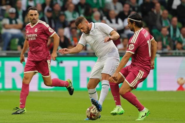 26.09.26, Fussball, FBL Männer, Freundschaftsspiel, 100. Jahre Weserstadion, Duell Werder Legenden 2026, Werder Legenden vs.Real Madrid Leyendas Per Mertesacker (Werder Legenden) im Zweikampf gegen RubÃ n de la Red GutiÃ rrez (Real Madrid Leyendas) Foto nordphoto GmbH Tauchnitz Bremen Weserstadion Bremen Germany Copyright: xnordphotoxGmbHx xTauchnitzx