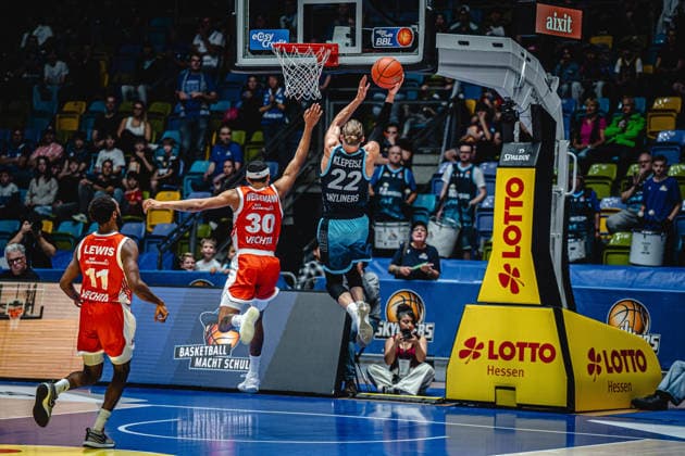 26.09.2026, xhfmx, Basketball easyCredit BBL Bundesliga, Frankfurt Skyliners - Rasta Vechta v.l. Nelson Weidemann (Rasta Vechta), Thomas Klepeisz (Skyliners Frankfurt) Frankfurt am Main