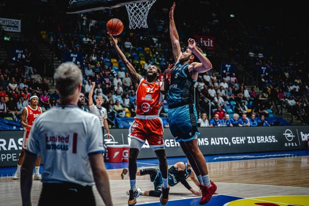 26.09.2026, xhfmx, Basketball easyCredit BBL Bundesliga, Frankfurt Skyliners - Rasta Vechta v.l. Matt Lewis (Rasta Vechta), Race Thompson (Skyliners Frankfurt) Frankfurt am Main