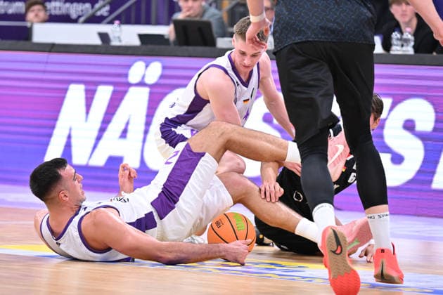 BG Göttingen - RheinStars Köln 26.09.2026, Göttingen: Basketball, Männer: 2. Bundesliga, ProA, BG Göttingen - RheinStars Köln, Sparkassen-Arena. Omar Pajic (l, BG Göttingen) kämpft mit Jasper Günther (r, RheinStars Köln) um den Ball. Göttingen Niedersachsen Deutschland