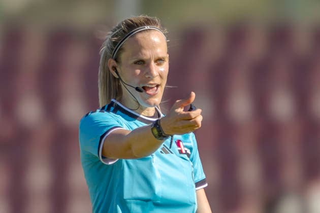 Ingolstadt, Deutschland 26. September 2026: DFB-Pokal Frauen - 2026 2027 - 1. Hauptrunde - FC Ingolstadt 04 gegen 1. FSV Mainz 05 Im Bild: Schiedsrichterin Kerstin Holzmayer gestikuliert auf dem Spielfeld. DFL DFB regulations prohibit any use of photographs as image sequences and or quasi-video ESV-Stadion Bayern Copyright: xFotostandx xSchäferx
