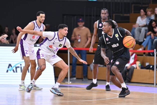 BG Göttingen - RheinStars Köln 26.09.2026, Göttingen: Basketball, Männer: 2. Bundesliga, ProA, BG Göttingen - RheinStars Köln, Sparkassen-Arena. Antonio Deshon Williams (r, RheinStars Köln) dribbelt gegen Tai Bibbs (l, BG Göttingen). Göttingen Niedersachsen Deutschland