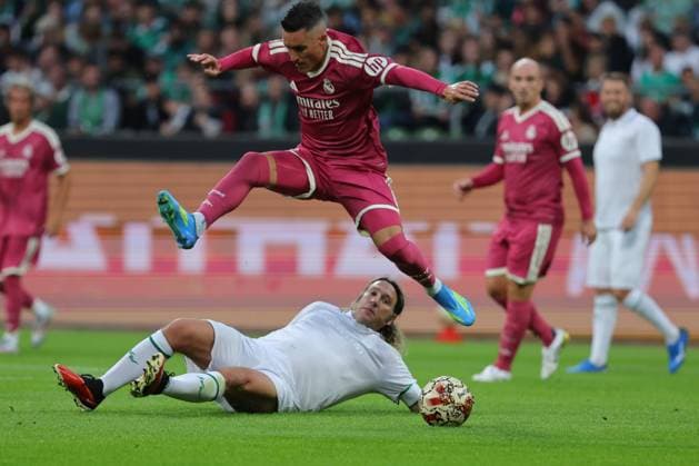 26.09.26, Fussball, FBL Männer, Freundschaftsspiel, 100. Jahre Weserstadion, Duell Werder Legenden 2026, Werder Legenden vs.Real Madrid Leyendas JosÃ Callejon (Real Madrid Leyendas) im Zweikampf gegen Torsten Frings (Werder Legenden) Foto nordphoto GmbH Tauchnitz Bremen Weserstadion Bremen Germany Copyright: xnordphotoxGmbHx xTauchnitzx