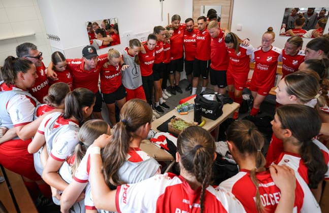 Fussball DFB Pokal Frauen 1. Runde Saison 2026 2027 26.09.2026 SV Eutingen - FC Carl Zeiss Jena Schmuckbild, SV Eutingen Teamkreis vor dem Spiel in der Kabine, Trainer Dominik Rakoczy (4.v.li)