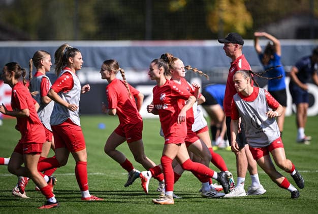 Fussball DFB Pokal Frauen 1. Runde Saison 2026 2027 26.09.2026 SV Eutingen - FC Carl Zeiss Jena Aufwaermen Team SV Eutingen; Trainer Dominik Rakoczy (2.v.re)
