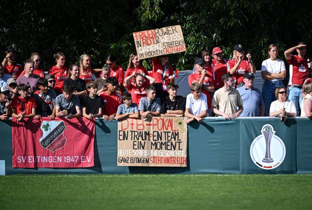 Fussball DFB Pokal Frauen 1. Runde Saison 2026 2027 26.09.2026 SV Eutingen - FC Carl Zeiss Jena Rund 1000 Zuschauer auf dem Sportgelaende in Eutingen, Fans mit Bannern