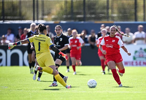 Fussball DFB Pokal Frauen 1. Runde Saison 2026 2027 26.09.2026 SV Eutingen - FC Carl Zeiss Jena Tia Luz (re, SV Eutingen) gegen Torfrau Silina Ploechinger (re, FC Carl Zeiss Jena)