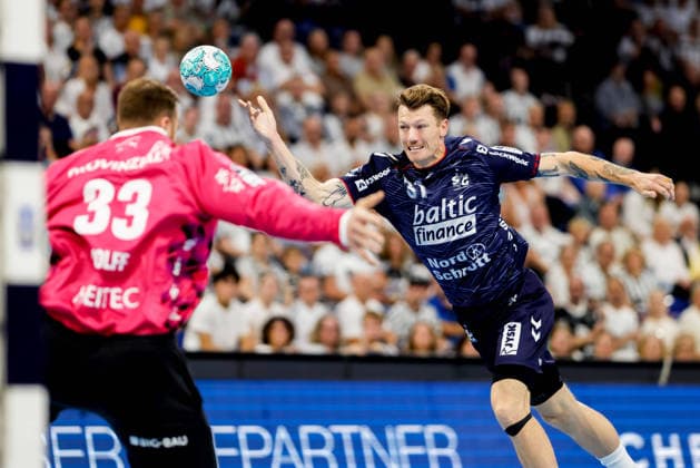 Kiel, 26. September 2026 - Handball, 1. Bundesliga 2026 27, THW Kiel - SG Flensburg-Handewitt: Andreas Wolff (THW Kiel, 33), Emil Jakobsen (SG Flensburg-Handewitt, 31)