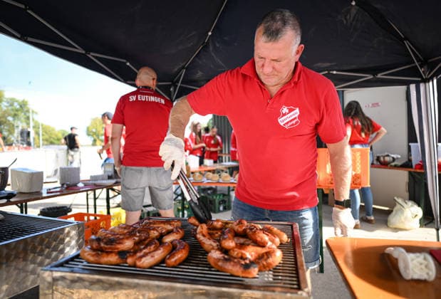 Fussball DFB Pokal Frauen 1. Runde Saison 2026 2027 26.09.2026 SV Eutingen - FC Carl Zeiss Jena Schmuckbild, Oliver Kramer grillt Rote Wuerste