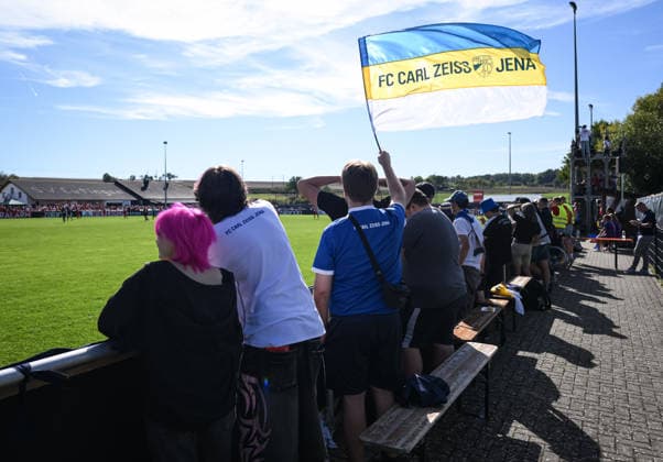 Fussball DFB Pokal Frauen 1. Runde Saison 2026 2027 26.09.2026 SV Eutingen - FC Carl Zeiss Jena Rund ein duntzen mitgereiste Jena Fans auf dem Sportgelaende in Eutingen, Fans von Lene Berner mit einem Plakat