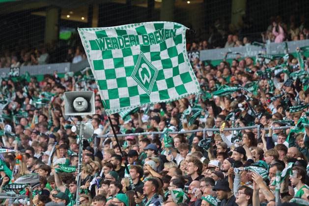 26.09.26, Fussball, FBL Männer, Freundschaftsspiel, 100. Jahre Weserstadion, Duell Werder Legenden 2026, Werder Legenden vs.Real Madrid Leyendas Fahnen Banner Stimmung Emotionen Fans Werder Legenden jubeln Foto nordphoto GmbH Tauchnitz Bremen Weserstadion Bremen Germany Copyright: xnordphotoxGmbHx xTauchnitzx