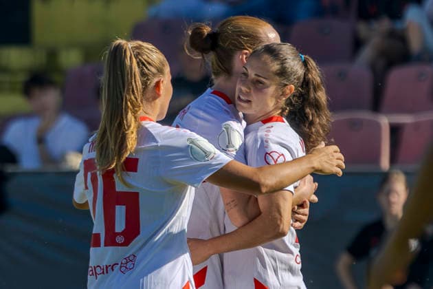 Ingolstadt, Deutschland 26. September 2026: DFB-Pokal Frauen - 2026 2027 - 1. Hauptrunde - FC Ingolstadt 04 gegen 1. FSV Mainz 05 Im Bild: 3. v.li. Torschützin Vital Kats (FSV) jubelt nach ihrem Tor zum 1:2 mit Leonie Stöhr Stoehr (FSV) und Lara Martin (FSV) DFL DFB regulations prohibit any use of photographs as image sequences and or quasi-video ESV-Stadion Bayern Copyright: xFotostandx xSchäferx