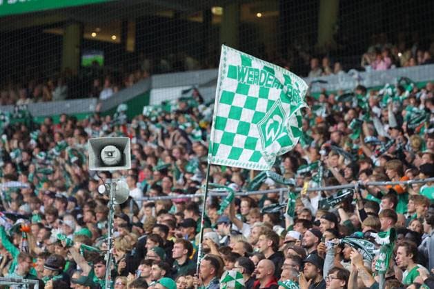 26.09.26, Fussball, FBL Männer, Freundschaftsspiel, 100. Jahre Weserstadion, Duell Werder Legenden 2026, Werder Legenden vs.Real Madrid Leyendas Fahnen Banner Stimmung Emotionen Fans Werder Legenden jubeln Foto nordphoto GmbH Tauchnitz Bremen Weserstadion Bremen Germany Copyright: xnordphotoxGmbHx xTauchnitzx