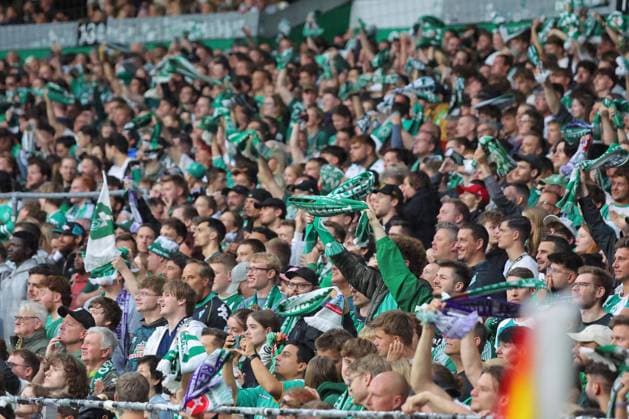 26.09.26, Fussball, FBL Männer, Freundschaftsspiel, 100. Jahre Weserstadion, Duell Werder Legenden 2026, Werder Legenden vs.Real Madrid Leyendas Fahnen Banner Stimmung Emotionen Fans Werder Legenden jubeln Foto nordphoto GmbH Tauchnitz Bremen Weserstadion Bremen Germany Copyright: xnordphotoxGmbHx xTauchnitzx