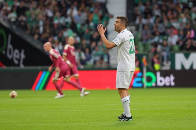 26.09.26, Fussball, FBL Männer, Freundschaftsspiel, 100. Jahre Weserstadion, Duell Werder Legenden 2026, Werder Legenden vs.Real Madrid Leyendas Torjubel Jubel. Torschütze Torschuetze Sokratis (Werder Legenden) jubelt ueber das Tor zum 1:1 Foto nordphoto GmbH Tauchnitz Bremen Weserstadion Bremen Germany Copyright: xnordphotoxGmbHx xTauchnitzx