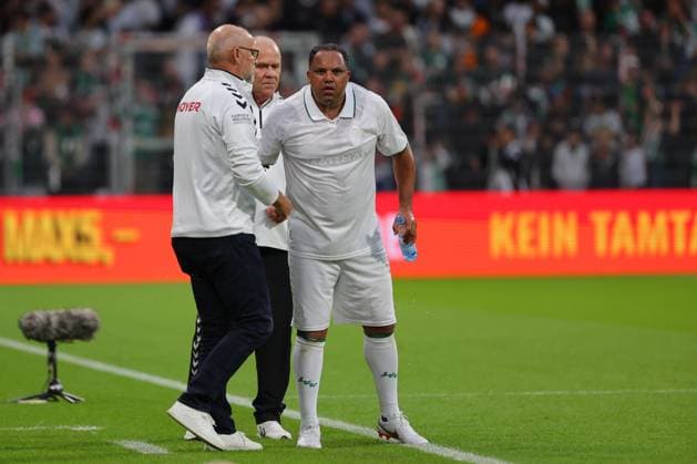 26.09.26, Fussball, FBL Männer, Freundschaftsspiel, 100. Jahre Weserstadion, Duell Werder Legenden 2026, Werder Legenden vs.Real Madrid Leyendas Coachingzone Seitenlinie Trainerbereich Technische Zone. Trainer Thomas Schaaf (Werder Legenden) gibt Anweisungen an Ailton (Werder Legenden) Foto nordphoto GmbH Tauchnitz Bremen Weserstadion Bremen Germany Copyright: xnordphotoxGmbHx xTauchnitzx