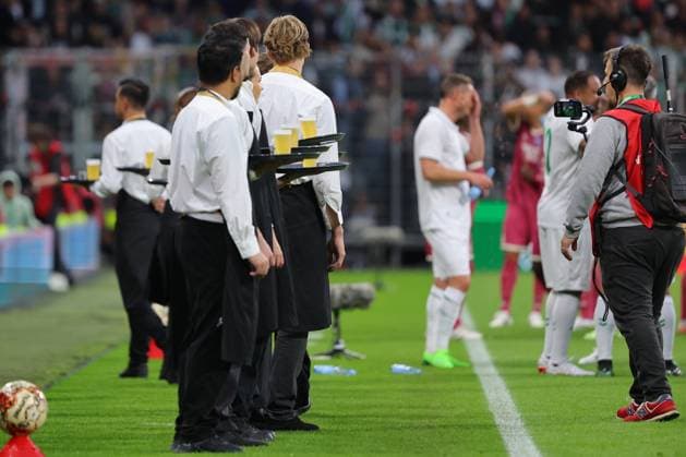 26.09.26, Fussball, FBL Männer, Freundschaftsspiel, 100. Jahre Weserstadion, Duell Werder Legenden 2026, Werder Legenden vs.Real Madrid Leyendas Trinkpause nach 30 Minuten mit einem Herrengedeck (Bier und Kurzer) Foto nordphoto GmbH Tauchnitz Bremen Weserstadion Bremen Germany Copyright: xnordphotoxGmbHx xTauchnitzx
