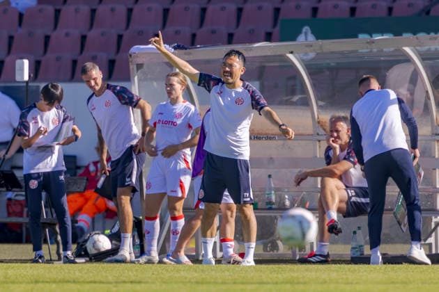 Ingolstadt, Deutschland 26. September 2026: DFB-Pokal Frauen - 2026 2027 - 1. Hauptrunde - FC Ingolstadt 04 gegen 1. FSV Mainz 05 Im Bild: Trainer Takashi Yamashita (FSV) gestikuliert auf dem Spielfeld. DFL DFB regulations prohibit any use of photographs as image sequences and or quasi-video ESV-Stadion Bayern Copyright: xFotostandx xSchäferx