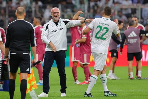 26.09.26, Fussball, FBL Männer, Freundschaftsspiel, 100. Jahre Weserstadion, Duell Werder Legenden 2026, Werder Legenden vs.Real Madrid Leyendas Trinkpause. Trainer Thomas Schaaf (Werder Legenden) und Sokratis (Werder Legenden) Foto nordphoto GmbH Tauchnitz Bremen Weserstadion Bremen Germany Copyright: xnordphotoxGmbHx xTauchnitzx