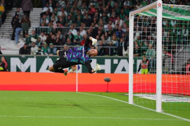26.09.26, Fussball, FBL Männer, Freundschaftsspiel, 100. Jahre Weserstadion, Duell Werder Legenden 2026, Werder Legenden vs.Real Madrid Leyendas Torwart Parade von Torwart Christian Vander (Werder Legenden) Foto nordphoto GmbH Tauchnitz Bremen Weserstadion Bremen Germany Copyright: xnordphotoxGmbHx xTauchnitzx
