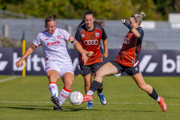 Ingolstadt, Deutschland 26. September 2026: DFB-Pokal Frauen - 2026 2027 - 1. Hauptrunde - FC Ingolstadt 04 gegen 1. FSV Mainz 05 Im Bild: v. li. im Zweikampf Johanna Berg (FSV), Mara Winter (FCI) und Carina Wüst Wuest (FCI) DFL DFB regulations prohibit any use of photographs as image sequences and or quasi-video ESV-Stadion Bayern Copyright: xFotostandx xSchäferx