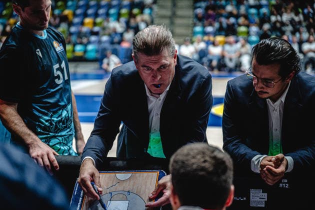 26.09.2026, xhfmx, Basketball easyCredit BBL Bundesliga, Frankfurt Skyliners - Rasta Vechta Klaus Perwas (Trainer Skyliners Frankfurt) gibt Anweisungen an seine Mannschaft Frankfurt am Main