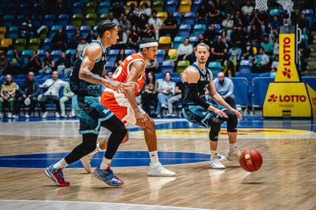 26.09.2026, xhfmx, Basketball easyCredit BBL Bundesliga, Frankfurt Skyliners - Rasta Vechta v.l. Judah Mintz (Skyliners Frankfurt), Nelson Weidemann (Rasta Vechta), Thomas Klepeisz (Skyliners Frankfurt) Frankfurt am Main