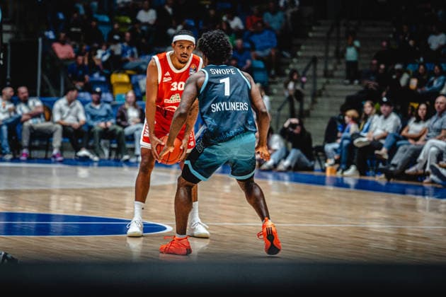26.09.2026, xhfmx, Basketball easyCredit BBL Bundesliga, Frankfurt Skyliners - Rasta Vechta v.l. Nelson Weidemann (Rasta Vechta), Isaiah Swope (Skyliners Frankfurt) Frankfurt am Main