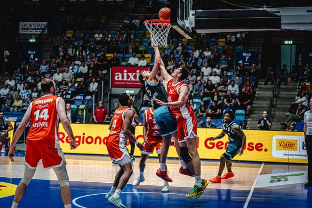 26.09.2026, xhfmx, Basketball easyCredit BBL Bundesliga, Frankfurt Skyliners - Rasta Vechta v.l. Race Thompson (Skyliners Frankfurt). Tibor Pleiß (Rasta Vechta) Frankfurt am Main