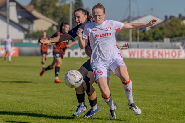 Ingolstadt, Deutschland 26. September 2026: DFB-Pokal Frauen - 2026 2027 - 1. Hauptrunde - FC Ingolstadt 04 gegen 1. FSV Mainz 05 Im Bild: v. li. im Zweikampf Mara Winter (FCI) und Leonie Stöhr Stoehr (FSV) DFL DFB regulations prohibit any use of photographs as image sequences and or quasi-video ESV-Stadion Bayern Copyright: xFotostandx xSchäferx