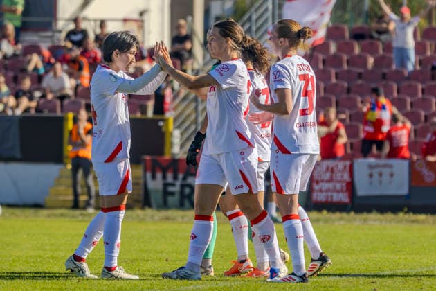 Ingolstadt, Deutschland 26. September 2026: DFB-Pokal Frauen - 2026 2027 - 1. Hauptrunde - FC Ingolstadt 04 gegen 1. FSV Mainz 05 Im Bild: in der Traube Torschützin Vital Kats (FSV) jubelt mit ihren Teamkolleginnen nach dem Tor zum 1:5 DFL DFB regulations prohibit any use of photographs as image sequences and or quasi-video ESV-Stadion Bayern Copyright: xFotostandx xSchäferx
