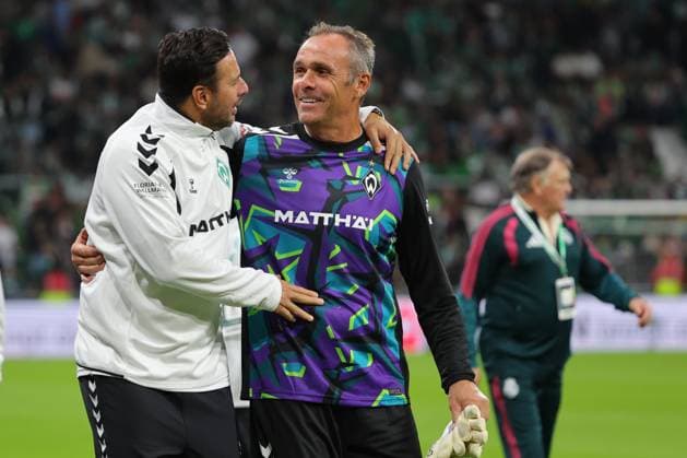 26.09.26, Fussball, FBL Männer, Freundschaftsspiel, 100. Jahre Weserstadion, Duell Werder Legenden 2026, Werder Legenden vs.Real Madrid Leyendas Halbzeitpause 2:2. Co-Trainer Claudio Pizarro (Werder Legenden) und Torwart Andreas Reinke (Werder Legenden) Foto nordphoto GmbH Tauchnitz Bremen Weserstadion Bremen Germany Copyright: xnordphotoxGmbHx xTauchnitzx