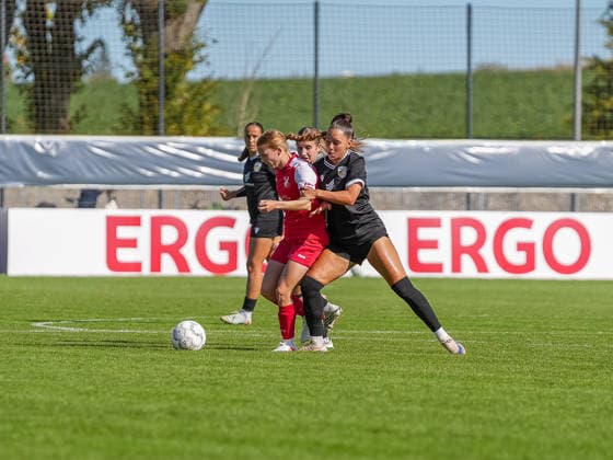 Jana Rinderknecht (SV Eutingen, 16) und Nelly Juckel (FC Carl Zeiss Jena, 31) im Duell , SV Eutingen vs. FC Carl Zeiss Jena, Fussball, Frauen DFB-Pokal, 2026 2027, 26.09.2026, SV Eutingen vs. FC Carl Zeiss Jena, Fussball, Frauen DFB-Pokal, 2026 2027, 26.09.2026 Eutingen im Gäu Copyright: xEibner-Pressefoto DanielexLaxRocx EP_DLO