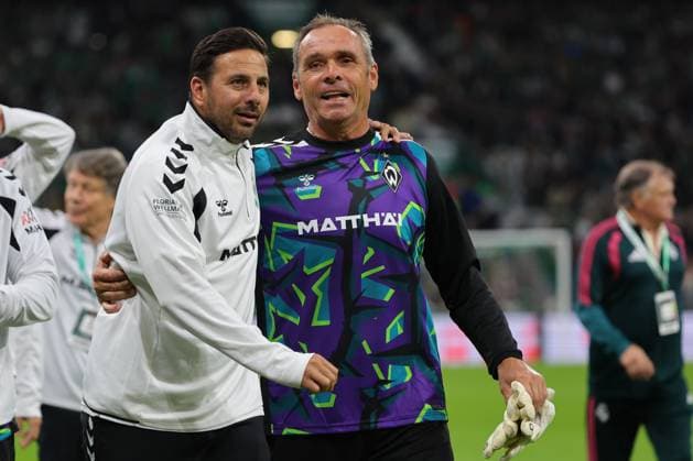 26.09.26, Fussball, FBL Männer, Freundschaftsspiel, 100. Jahre Weserstadion, Duell Werder Legenden 2026, Werder Legenden vs.Real Madrid Leyendas Halbzeitpause 2:2. Co-Trainer Claudio Pizarro (Werder Legenden) und Torwart Andreas Reinke (Werder Legenden) Foto nordphoto GmbH Tauchnitz Bremen Weserstadion Bremen Germany Copyright: xnordphotoxGmbHx xTauchnitzx