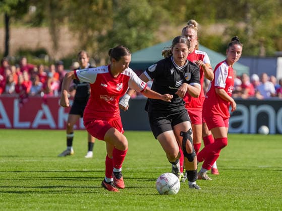 Elira Terakaj (FC Carl Zeiss Jena, 07) und Maja Bozicevic (SV Eutingen, 14) im Duell , SV Eutingen vs. FC Carl Zeiss Jena, Fussball, Frauen DFB-Pokal, 2026 2027, 26.09.2026, SV Eutingen vs. FC Carl Zeiss Jena, Fussball, Frauen DFB-Pokal, 2026 2027, 26.09.2026 Eutingen im Gäu Copyright: xEibner-Pressefoto DanielexLaxRocx EP_DLO